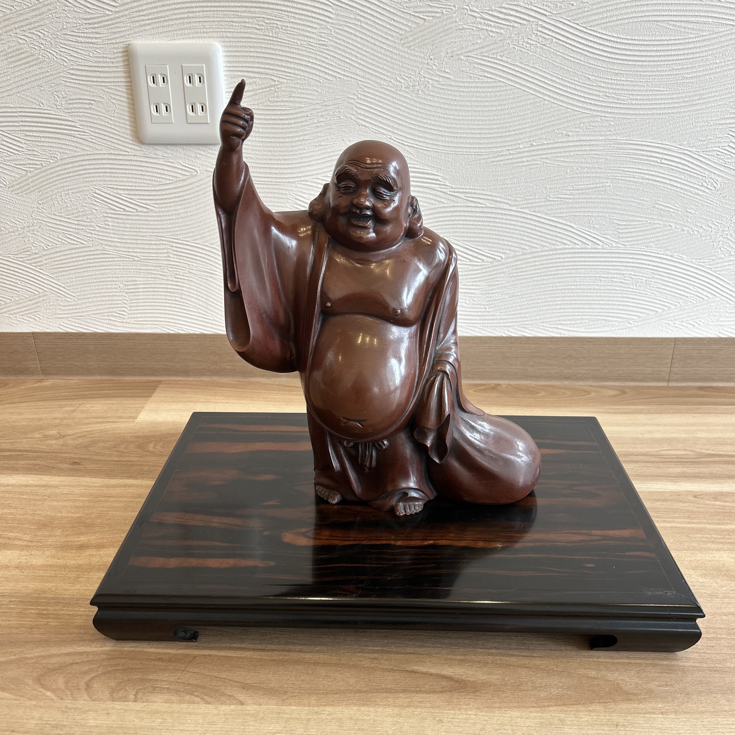 買取実績】縁起物！布袋様の木彫り置物をお買取りしました